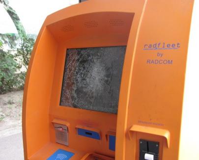 Un automat de bilete al OTL, vandalizat. Paguba este de 1.000 de euro